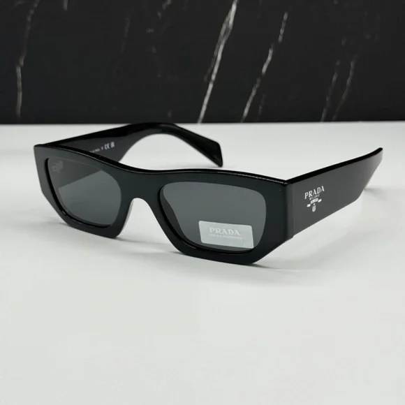サングラス PRADA Woman Sunglasses Black SPR A01 16K-08Z Prada PR A01S 16K08Z Sunglasses Black for Men and Women